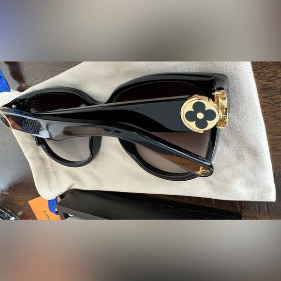 Authentic Louis Vuitton Oversized Sunglasses - Picture 4 of 16